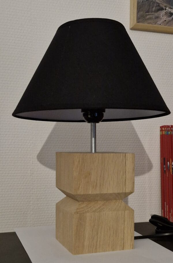 Lampe de chevet artisanale en bois chêne massif avec abat-jour noir, image principale