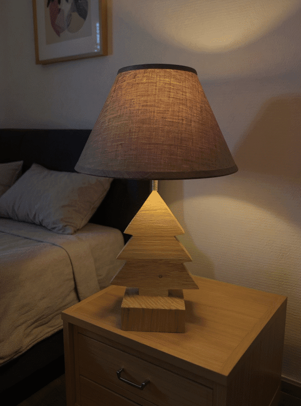 Lampe de chevet sapin bois chêne massif en situation sur table de nuit, MTR-TRE