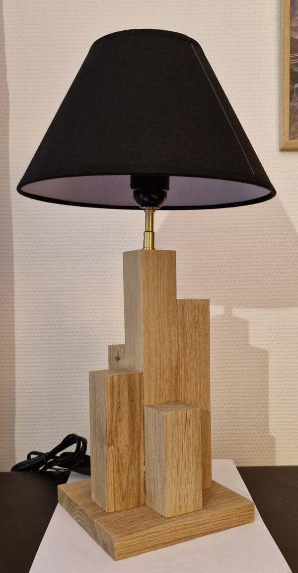 Lampe de chevet design bois chêne massif Tower avec abat-jour noir, image principale.