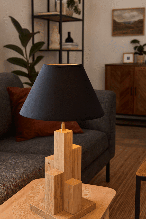 Lampe de chevet design bois chêne massif Tower MTR-TWR sur une table, vue principale de la lampe avec un abat-jour noir.