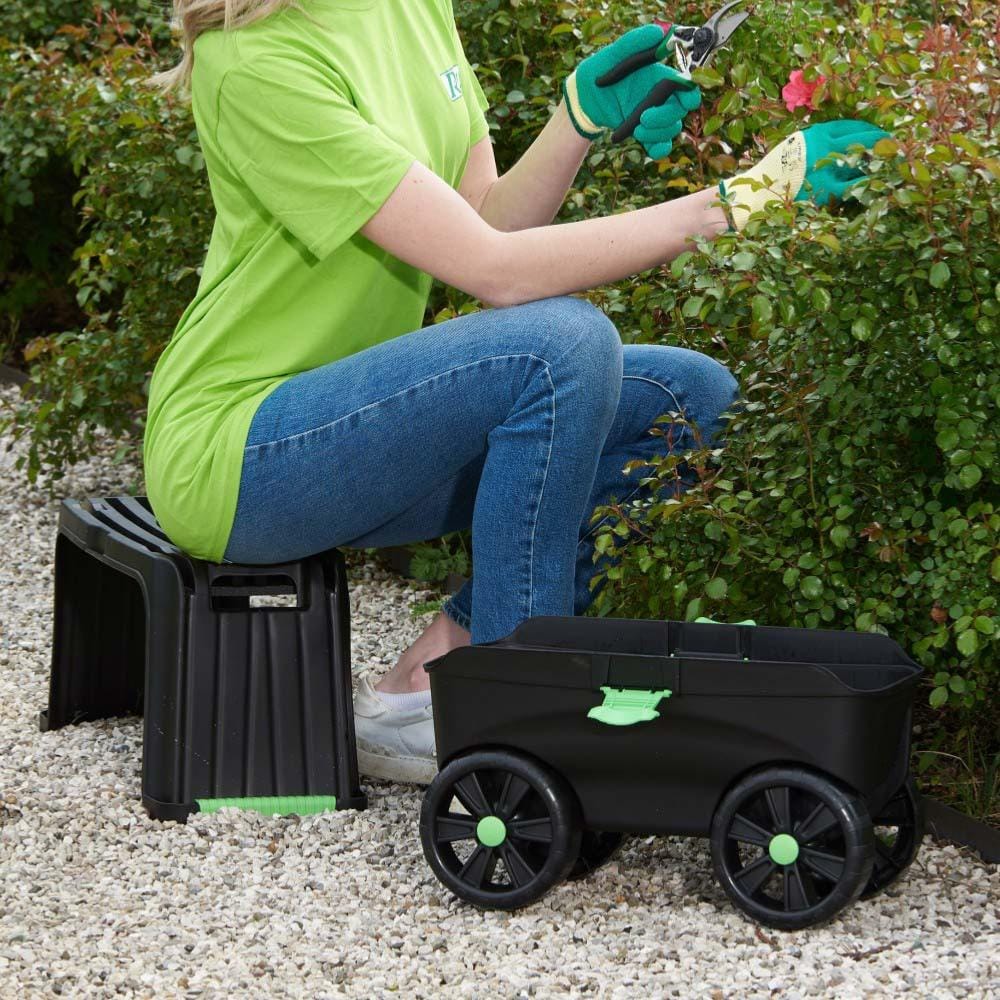 Agenouilloir de jardin tabouret chariot 4 en 1 - Ribimex 4 Jardinier utilisant l'agenouilloir tabouret chariot 4 en 1 PRAGENP4R aux côtés d'un arbuste