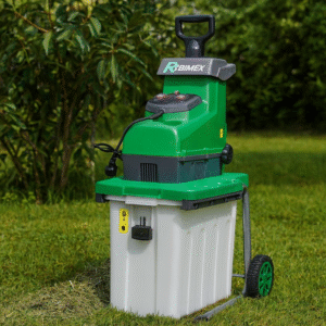 Image principale du broyeur à végétaux électrique PRBVB2800 montrant le bac de 60 L sur un fond de jardin