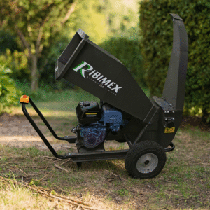 Broyeur de végétaux thermique PRBVB389TH en fonctionnement dans un jardin