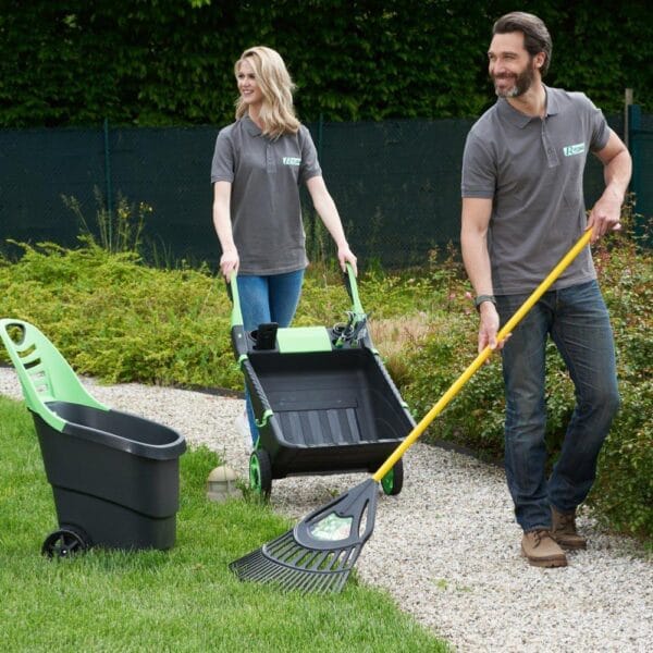 Image principale du chariot de jardin 2 roues PRGC65, montrant son utilisation en extérieur pour le ramassage de déchets verts.