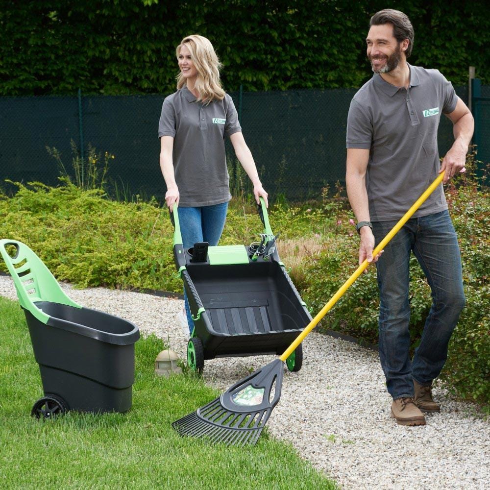 Image principale du chariot de jardin 2 roues PRGC65, montrant son utilisation en extérieur pour le ramassage de déchets verts.