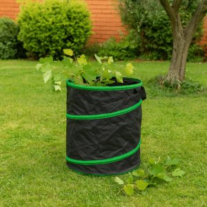 Sac poubelle de jardin Pop Up Bag 90 Litres rempli de feuilles sur une pelouse. Sac déchets végétaux PRSAC90.