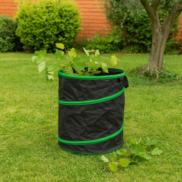 Sac poubelle de jardin Pop Up Bag 90 Litres rempli de feuilles sur une pelouse. Sac déchets végétaux PRSAC90.