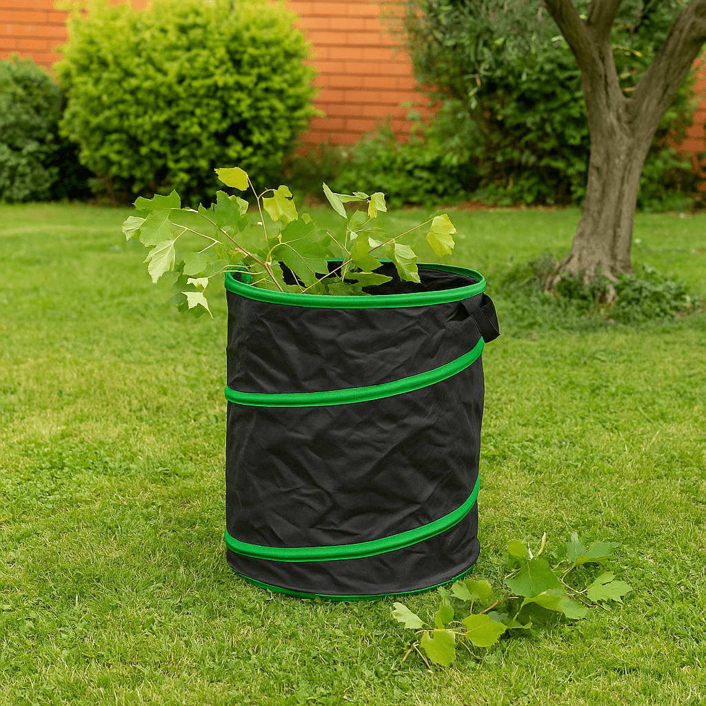 Sac déchets végétaux Pop Up 90L - Ribimex 2 Sac poubelle de jardin Pop Up Bag 90 Litres rempli de feuilles sur une pelouse. Sac déchets végétaux PRSAC90.