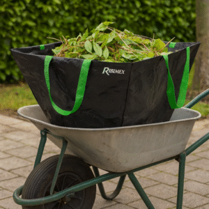 Sac brouette pour déchets verts en utilisation avec râteau - RIBIMEX PRSACBR