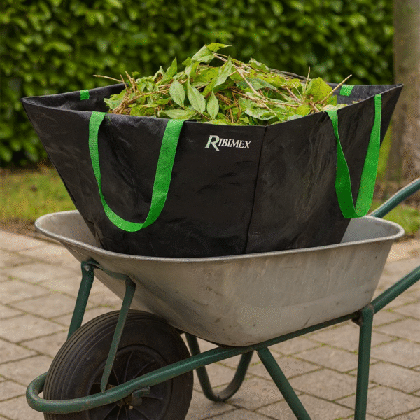 Sac brouette pour déchets verts en utilisation avec râteau - RIBIMEX PRSACBR