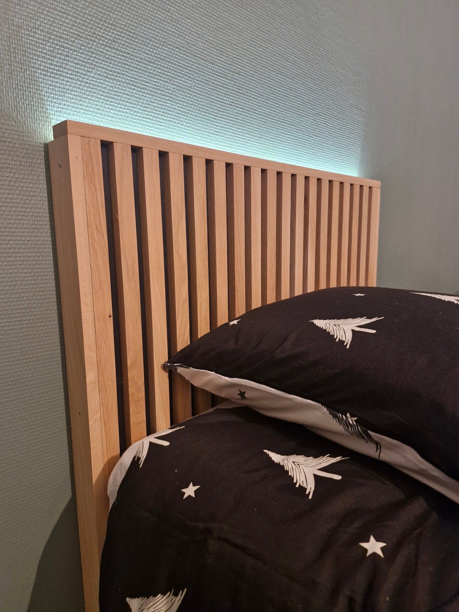 Tête de lit tasseaux verticaux TSX - Lrg 90 à 180 cm x Ep. 6 x Ht 125 cm 7 tête de lit tasseaux verticaux TSX en épicéa et chêne massif avec ruban LED intégré