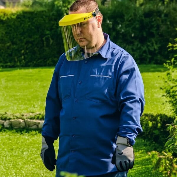 Visière protection débroussailleuse plexiglas - Vue de loin portée par un jardinier