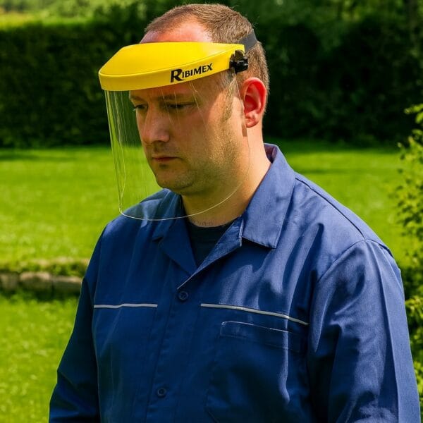Visière protection débroussailleuse plexiglas - Vue de près portée par un jardinier