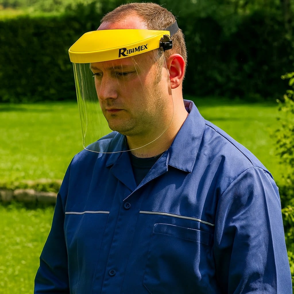 Visière protection débroussailleuse plexiglas - Ribimex 6 Visière protection débroussailleuse plexiglas - Vue de près portée par un jardinier