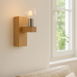 Applique en bois naturel murale Curtil en situation dans un salon moderne avec lumière allumée, référence MTR-CRT