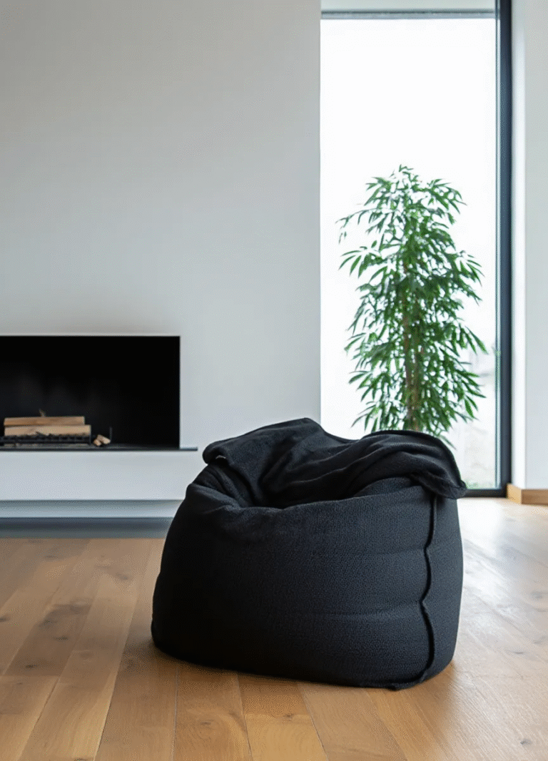 Coussin pouf géant tissu Mouton Anthracite installé dans un salon contemporain
