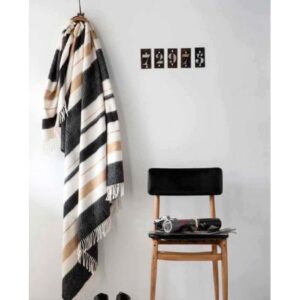 plaid rayé C0236RAYE accroché dans un intérieur moderne