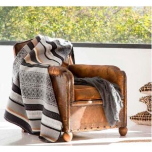 Plaid motif marron, noir, beige sur fauteuil en cuir, image principale, référence C0237M