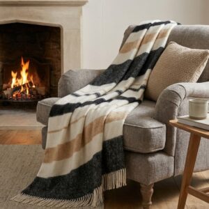 Plaid rayé noir blanc beige sur un fauteuil