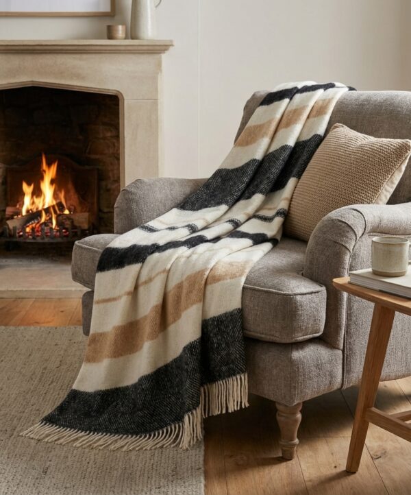 Plaid rayé noir blanc beige sur un fauteuil