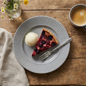 Assiette à dessert en grès COTTAGE Ø21cm Galet avec tarte aux fruits et boule de glace, vue principale. Référence produit V0191.