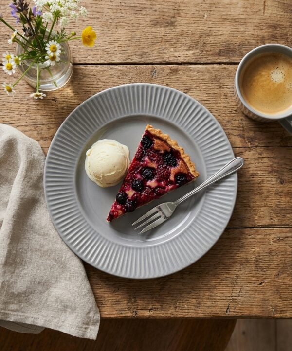Assiette à dessert en grès COTTAGE Ø21cm Galet avec tarte aux fruits et boule de glace, vue principale. Référence produit V0191.