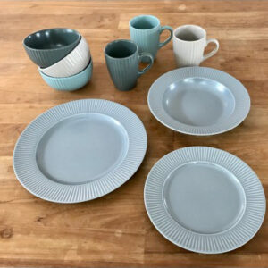 Assiette plate en grès COTTAGE Ø27cm Galet et autres éléments de vaisselle sur table en bois