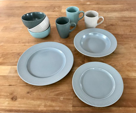 Assiette plate en grès COTTAGE Ø27cm Galet et autres éléments de vaisselle sur table en bois