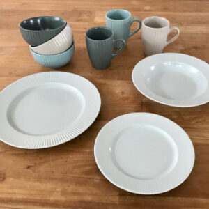 Gamme de vaisselle comprenant assiettes et mugs, illustration représentant l'assiette pour dessert V0188 parmi d'autres articles
