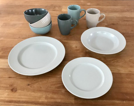 Gamme de vaisselle comprenant assiettes et mugs, illustration représentant l'assiette pour dessert V0188 parmi d'autres articles