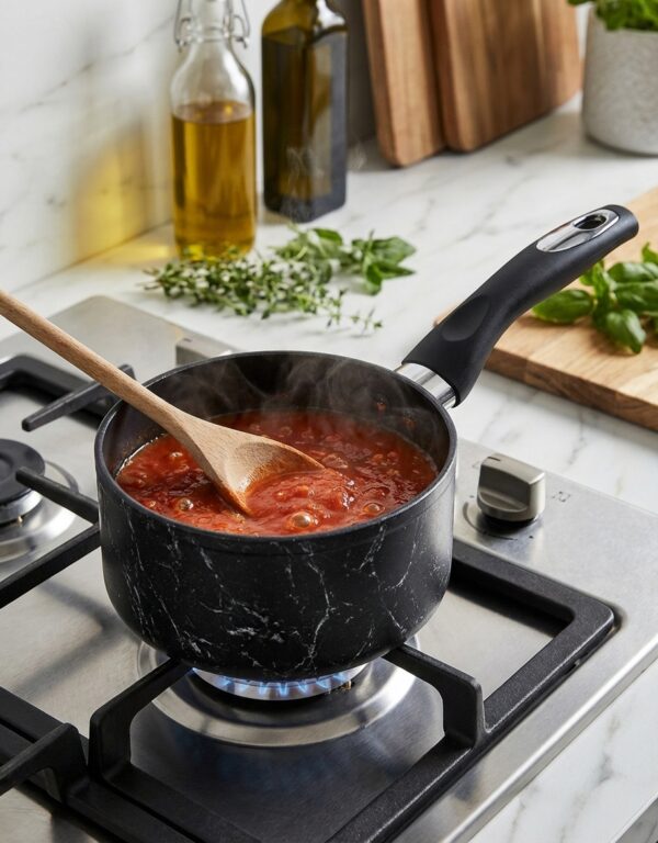 Casserole 14 cm Marble B0044 sur cuisinière avec sauce tomate, image principale