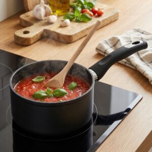 Casserole 16 B0045 sur une plaque de cuisson, remplie de sauce tomate.