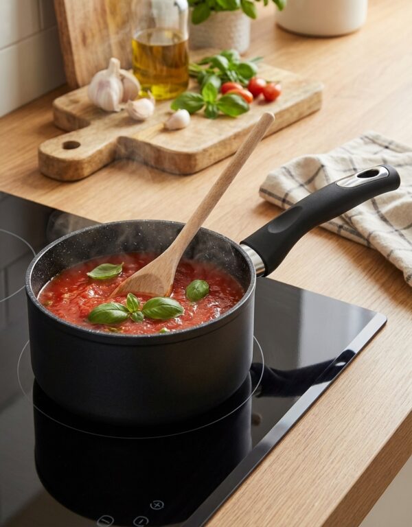 Casserole 16 B0045 sur une plaque de cuisson, remplie de sauce tomate.