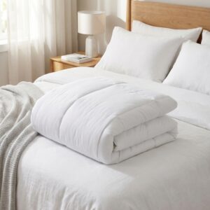 Couette microfibre blanche 220x240 cm C0009 en présentation principale sur un lit.