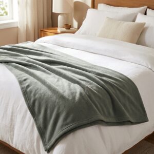 Couverture polaire 220 x 240 grise C0239GRIS sur un lit, image principale