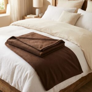 Photo principale de la couverture polaire 220x240cm CHOCOLAT sur un lit