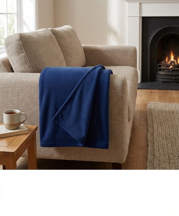 Couverture polaire marine 160x220cm sur canapé, référence C0011