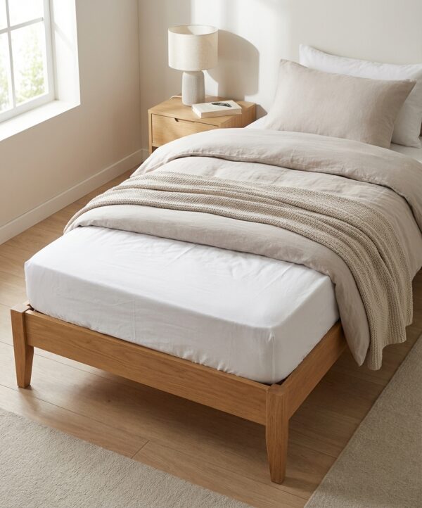 Drap housse 80 x 190 cm polycoton blanc sur un lit en bois clair, image principale du produit, référence C0036