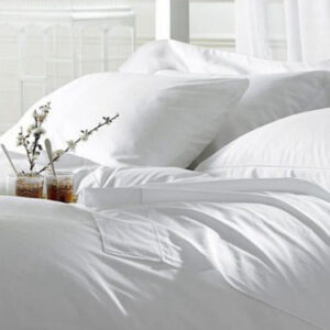 Image principale montrant la housse de couette blanche 240x260cm, référence C0032, mise en scène sur un lit, illustrant la qualité du tissu en coton 57 fils.