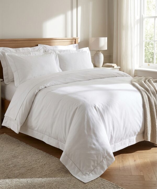 Housse de couette blanche 260x240 C0032, image principale de la housse sur un lit bien agencé.