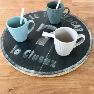 Trois mugs en grès COTTAGE de 29.5cl en vert jade, taupe et kaki, présentés sur un plateau en bois. Référence produit : V0194