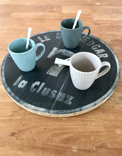 Trois mugs en grès COTTAGE de 29.5cl en vert jade, taupe et kaki, présentés sur un plateau en bois. Référence produit : V0194