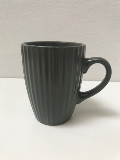 Mug en grès COTTAGE couleur taupe, prise de vue latérale.