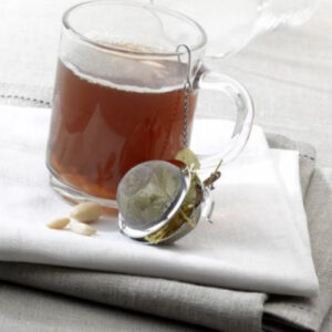 Mug en verre transparent 26cl Versailles avec une boule à thé posée à côté, référence V0225.