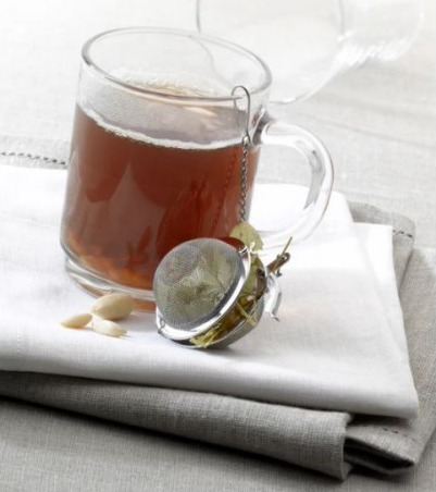 Mug en verre transparent 26cl Versailles avec une boule à thé posée à côté, référence V0225.