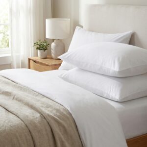Oreiller microfibre C0002 posé sur un lit, image principale