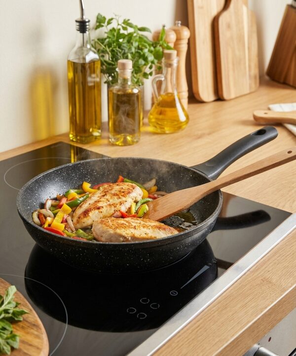 Poêle 20 cm en Granite Marble B0022, cuisson saine et diététique sur une plaque à induction.