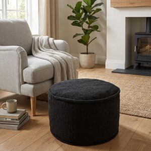 Pouf en tissu gris anthracite dans un salon élégant, référence D0117-A