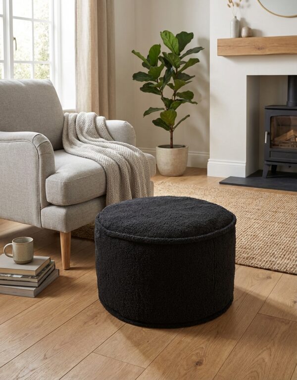 Pouf en tissu gris anthracite dans un salon élégant, référence D0117-A