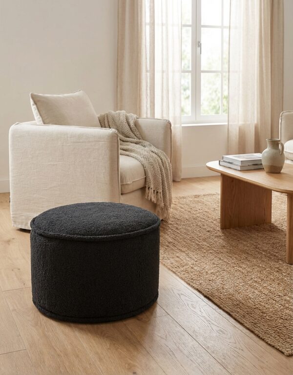 Image principale du pouf en tissu gris Mouton Anthracite, référence D0117-A, dans un salon lumineux